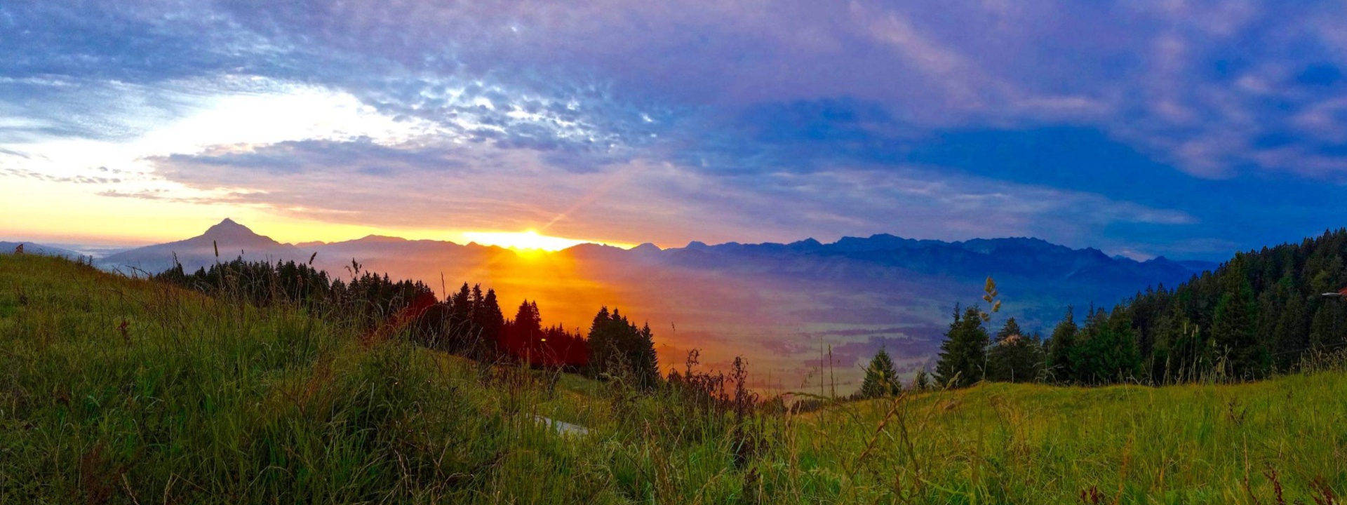 Sonnenuntergang mit Bergblick